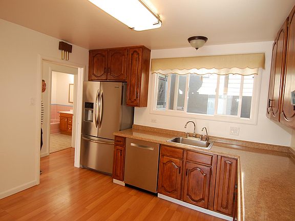 5th image of 2630 Quintara St