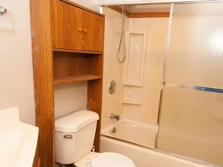 UPSTAIRS BATHROOM