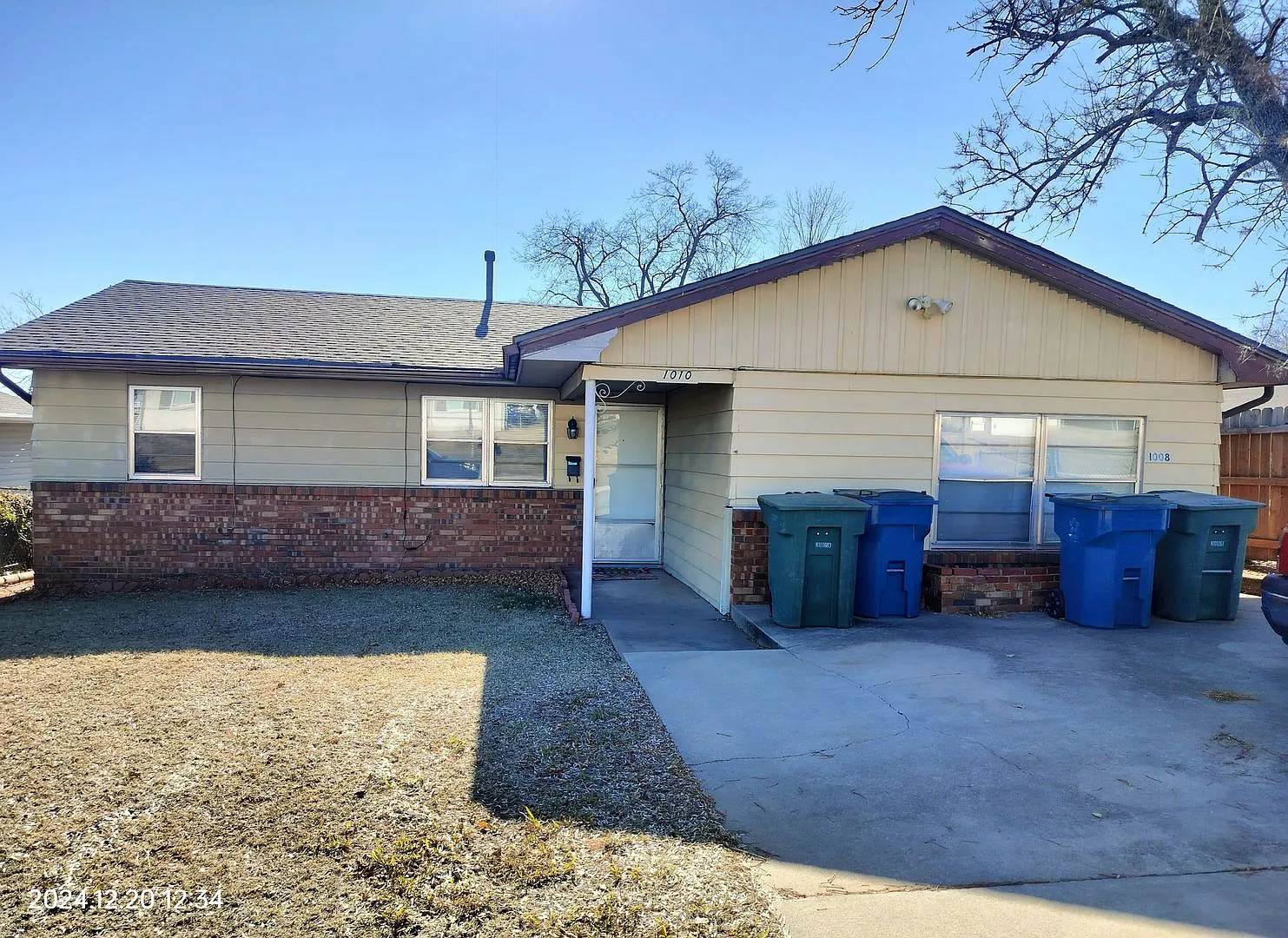 2 bed, 1 bath duplex house in Edmond with central heat and air next to UCO campus — Photo 1