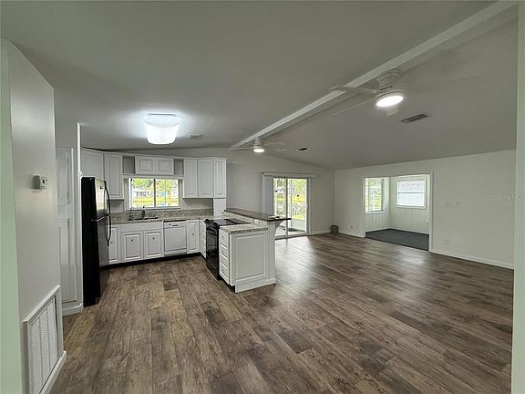 4th image of 8 Robin Rd