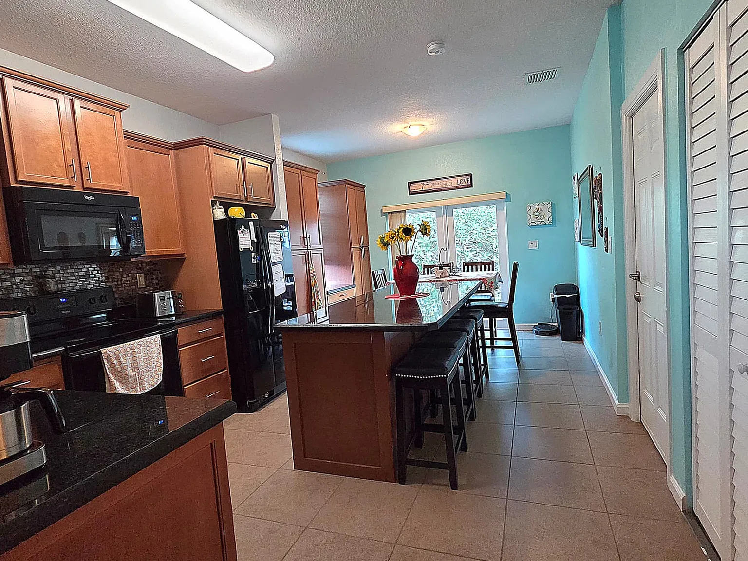4 bed, 2.5 bath, 2200 sqft, $4,500 — Photo 4