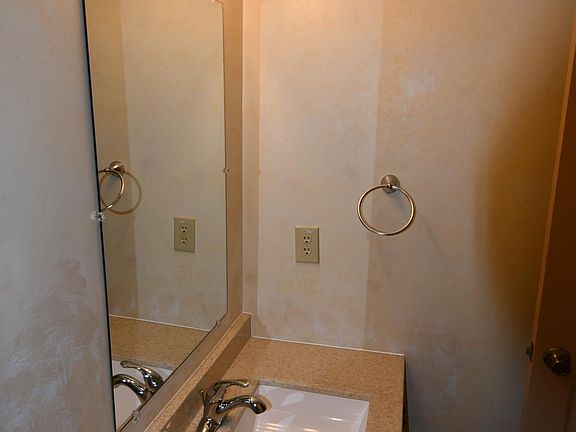 Full bath off off of the hallway