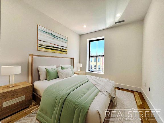 3rd image of 10 Marconi Pl #4