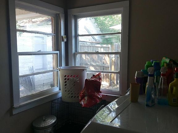 4th image of 711 N Van Buren St