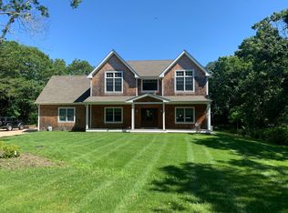 2 Sylvan Pl, East Quogue, NY 11942