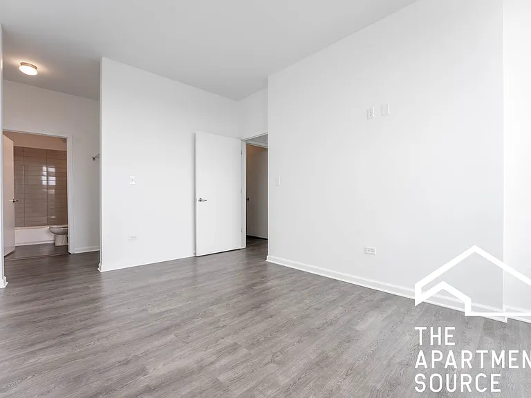 934 W Dakin St #301 — Photo 7