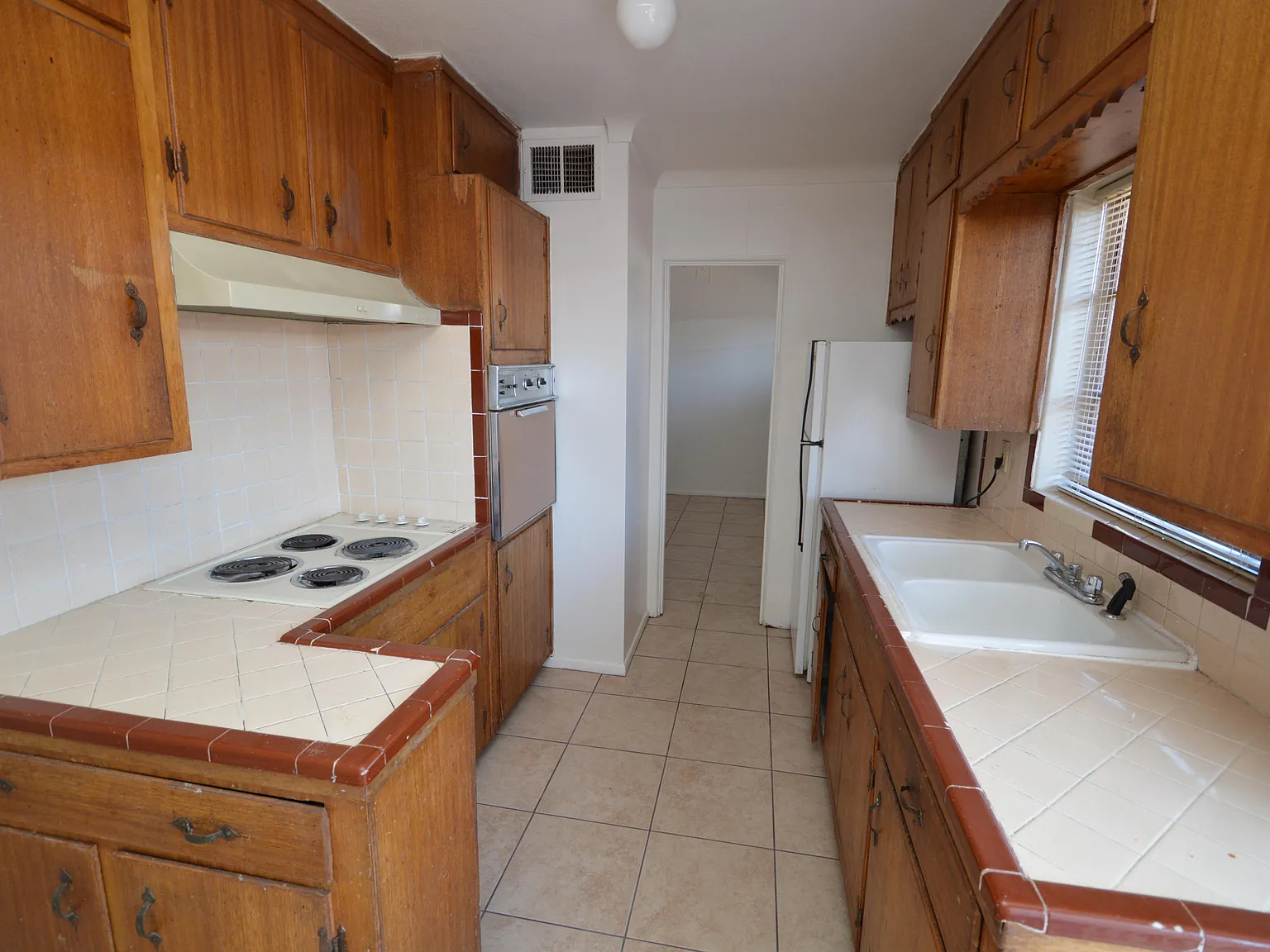 2 bed, 1.0 bath, 840 sqft, $895 — Photo 2