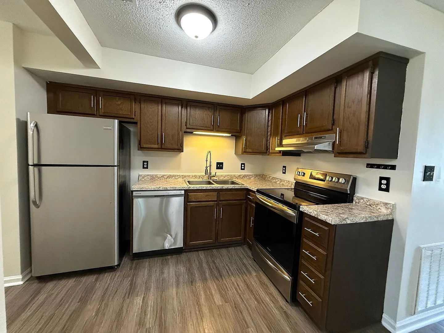 2 bedrooms and 1.5 Bath — Photo 2