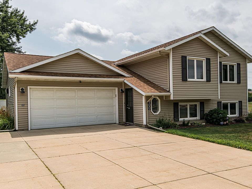 1st image of 900 Beachwood Ct NE