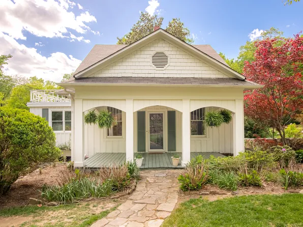 218 N Hermitage Ave, Lookout Mountain, TN 37350