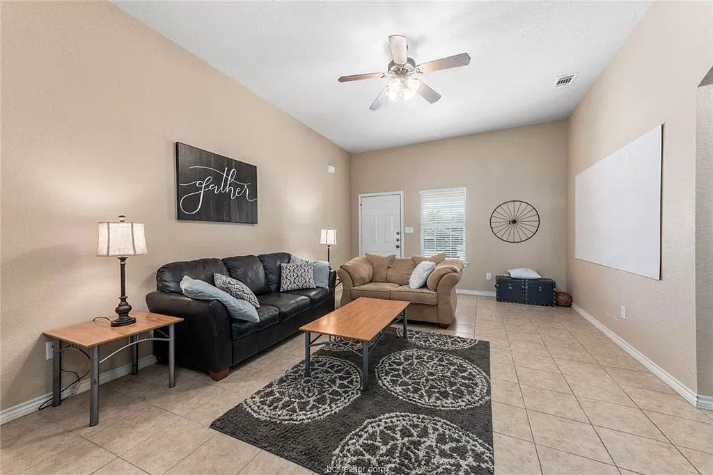 3 bed, 1323 sqft, $2,000 — Photo 3