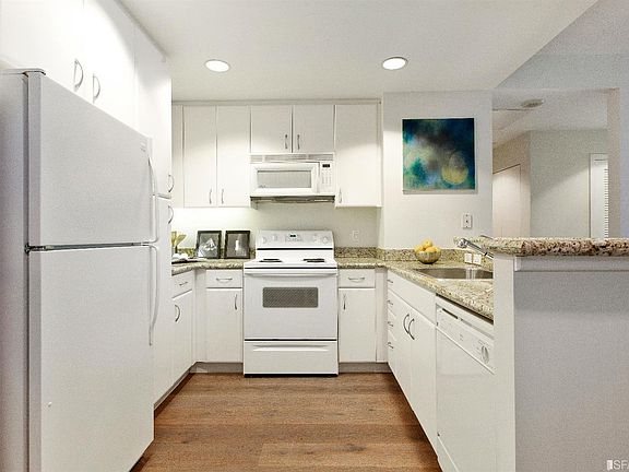 4th image of 250 King St Unit 606