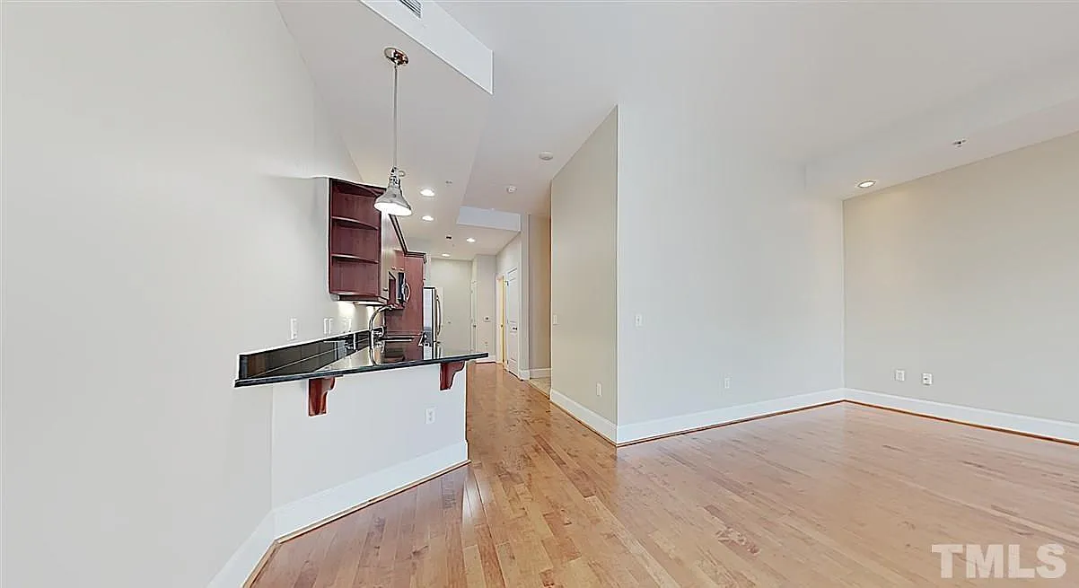 1 bed, 1.0 bath, $1,600 — Photo 3