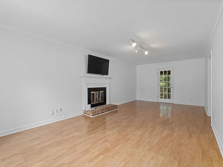 3804 Zenith Pl — Photo 5