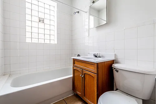 8200 S Clyde Ave Chicago, IL 60617 Photo 1