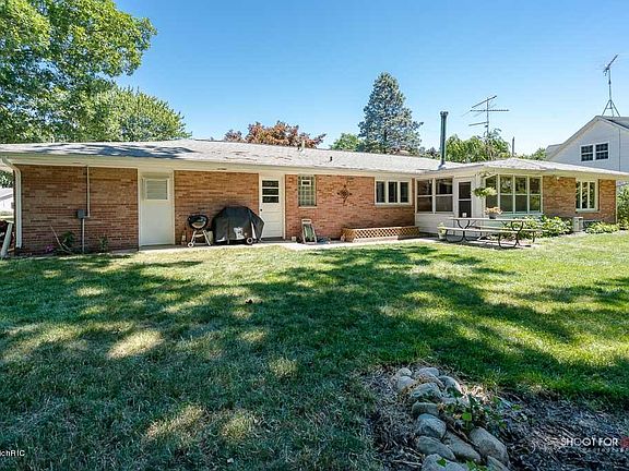 4th image of 680 Larkwood Dr
