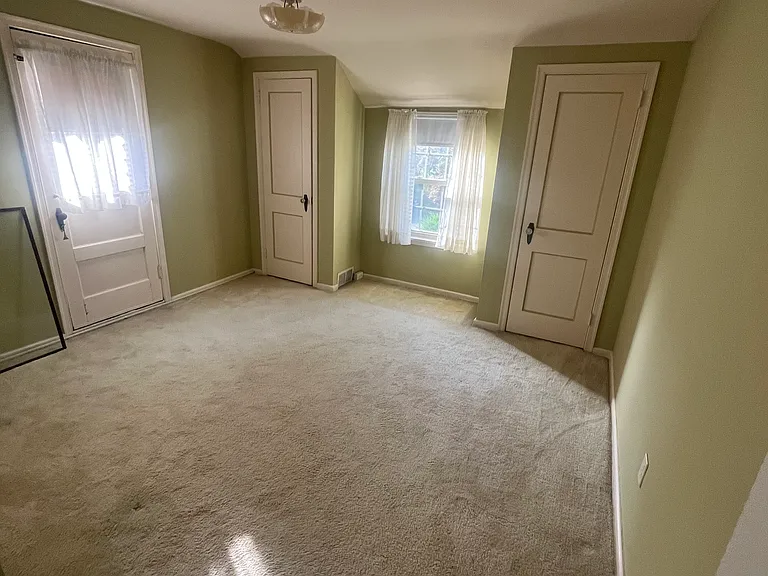 Second bedroom, large closets