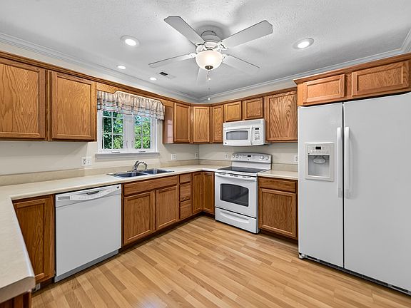 5th image of 513 Hickory Grove Cir