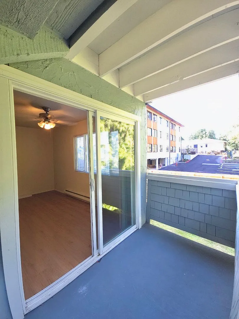 650 Ericksen Avenue NE — Photo 4