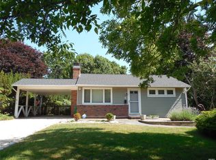 4 Oakhurst Rd, Hampton bays, NY 11946