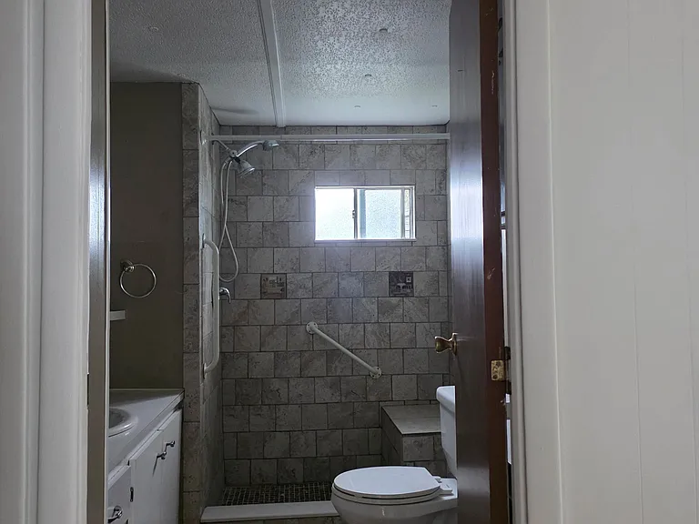 4832 Cottage St — Photo 9