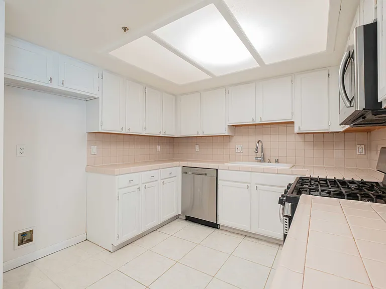 1131 Campbell St #211 — Photo 6