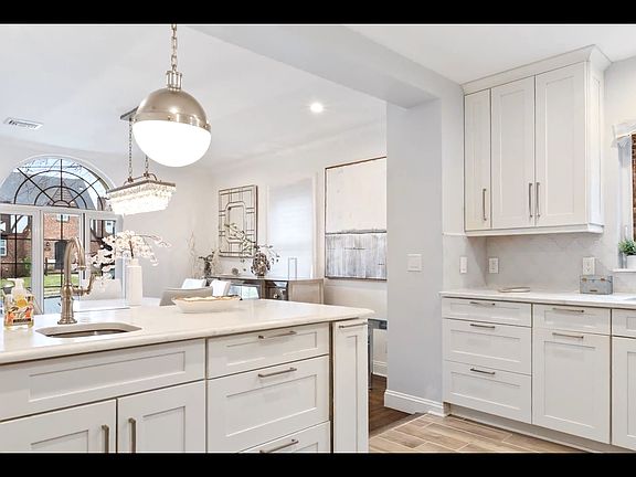 4th image of 33 Johnson Ave
