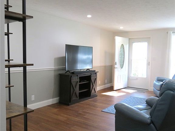 4th image of 165 Viking Ct