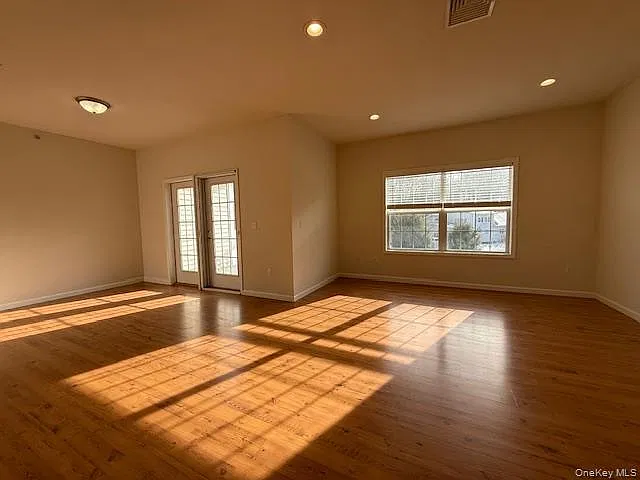 2 bed, 1.5 bath, 975 sqft, $2,700 — Photo 2