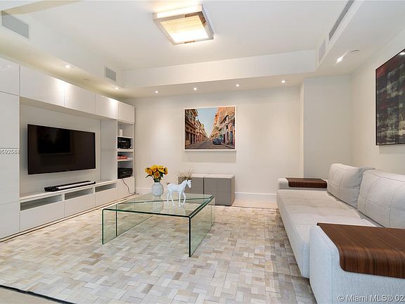 4th image of 20201 E Country Club Dr APT 2304