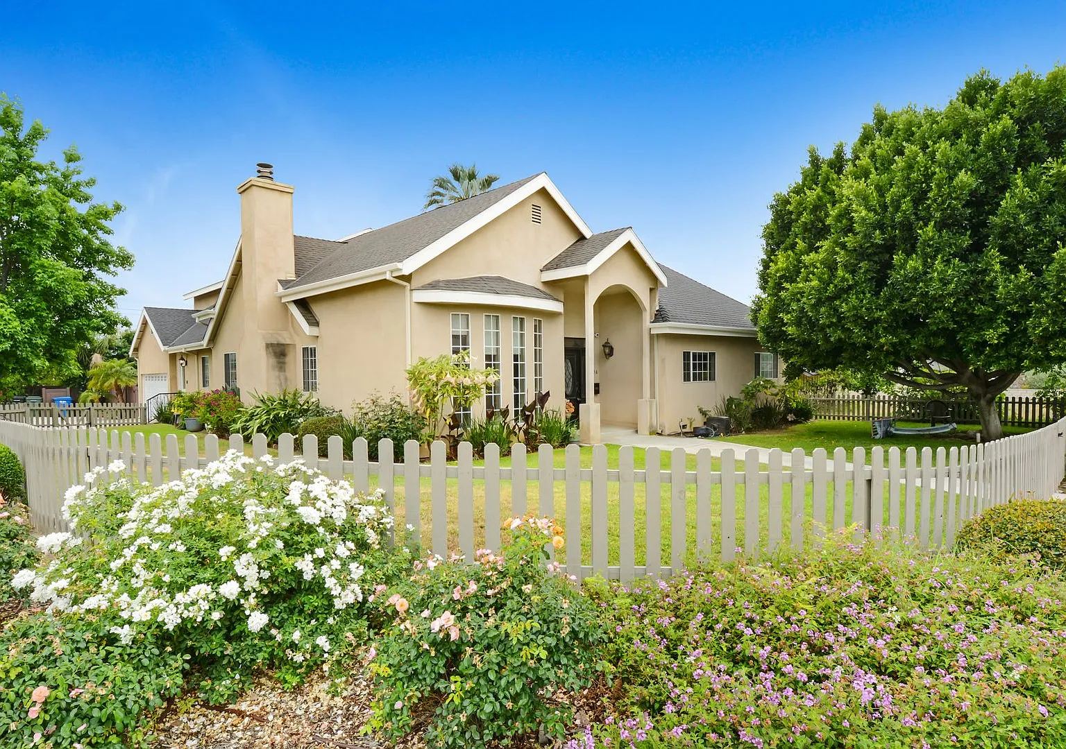 Gorgeous 3,000+ sq ft home in Glendora with Pool! — Photo 1