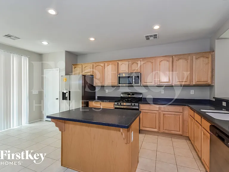 452 Redruth Dr — Photo 5
