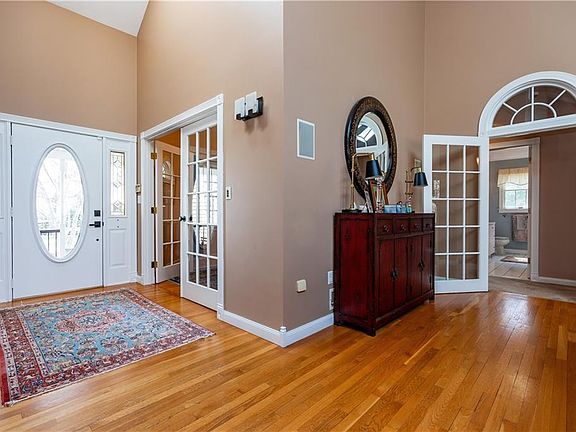 4th image of 454 N Quidnessett Rd