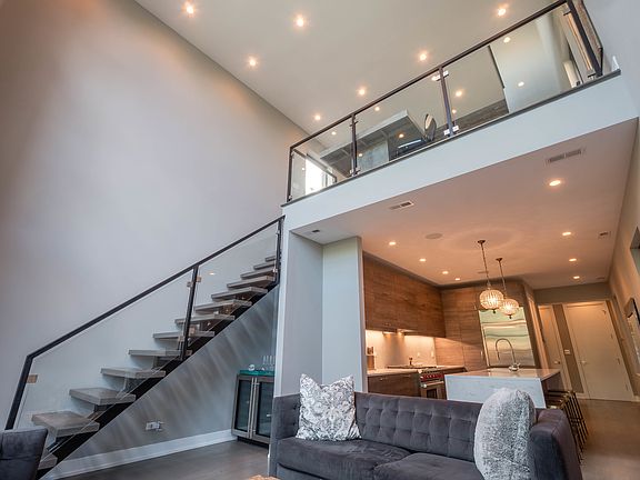 5th image of 1349 N Leavitt St #Penthouse