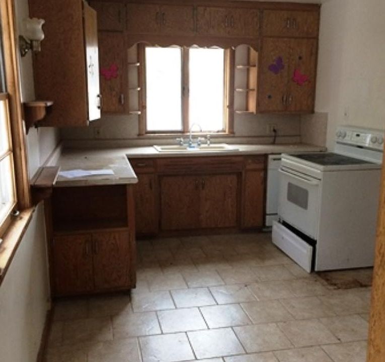 2nd image of 112 N Falls St