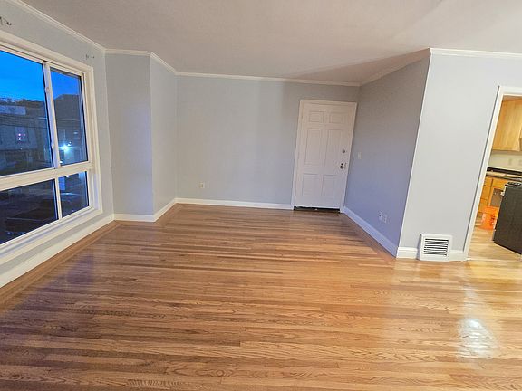 3rd image of 427 Niantic Ave