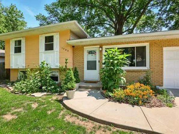 1203 S Skyline Dr, Liberty, MO 64068
