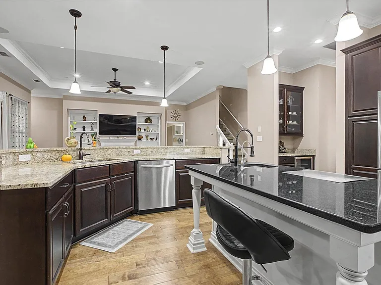 3078 Dickinson Dr — Photo 8