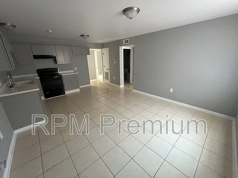 3 bed, 1.0 bath, 850 sqft, $950 — Photo 2