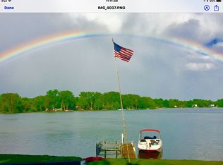 21 Crescent Rd, Waterford, MI 48327