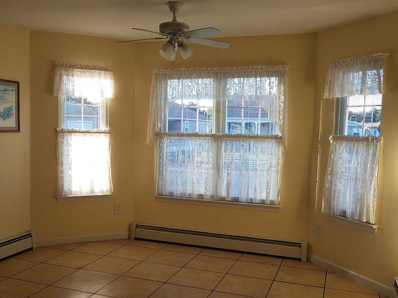 4th image of 37 Prince Charles Dr