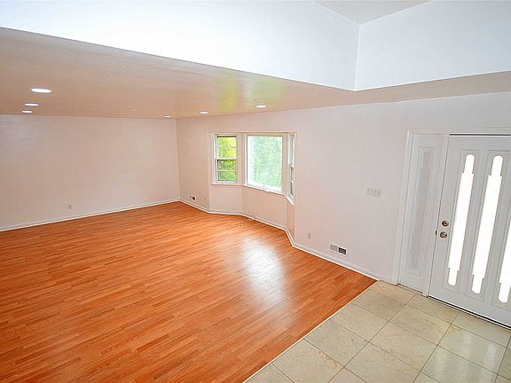 2nd image of 3 Hemsley Ln
