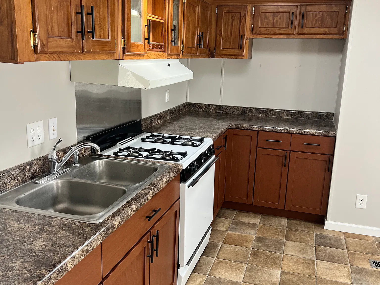 3 bed, 1036 sqft, $750 — Photo 3