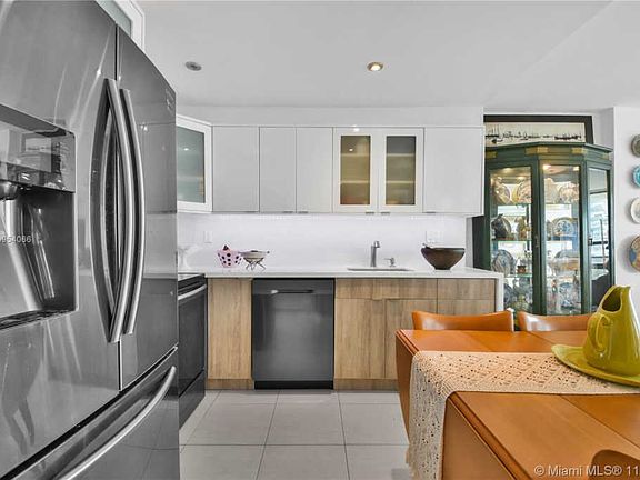 4th image of 600 NE 36th St APT 616