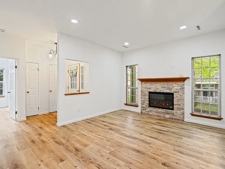 413 Hampton Place Blvd — Photo 2
