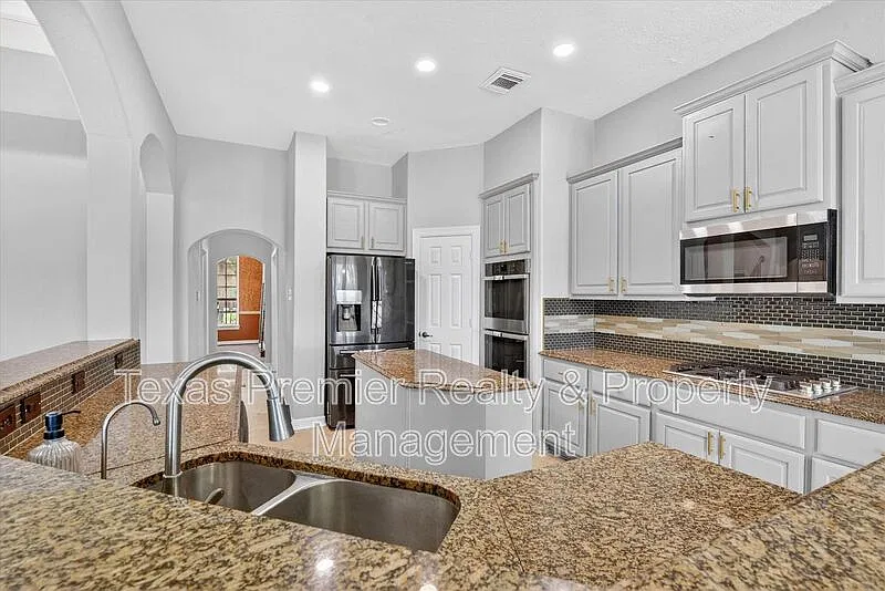 5 bed, 4.5 bath, 4800 sqft, $4,200 — Photo 3