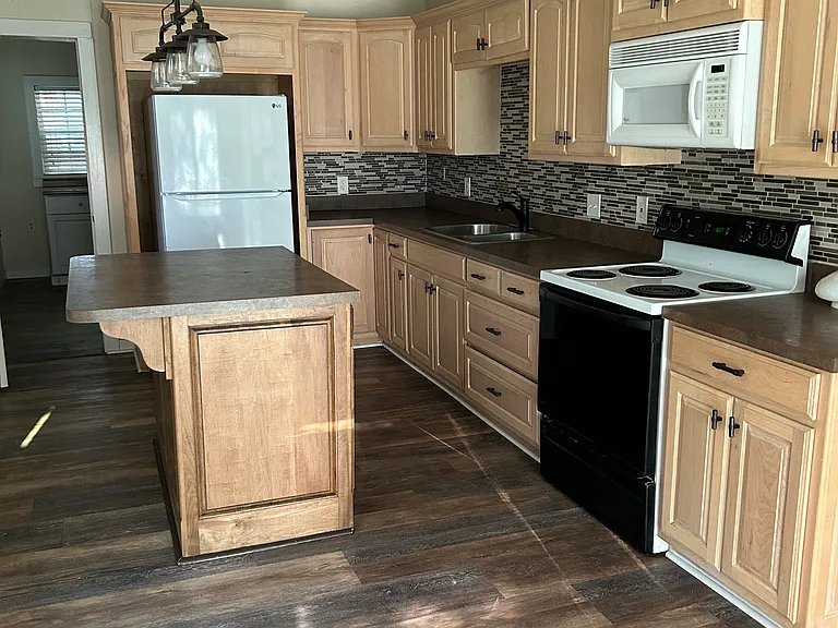 207 E 3rd St — Photo 1