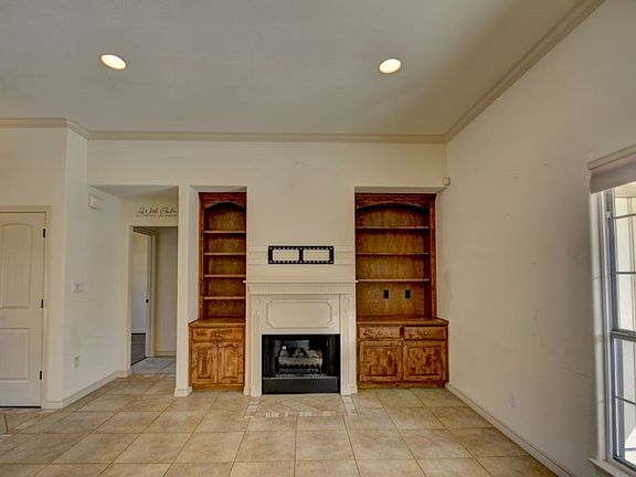 5th image of 703 Oak Hollow Dr