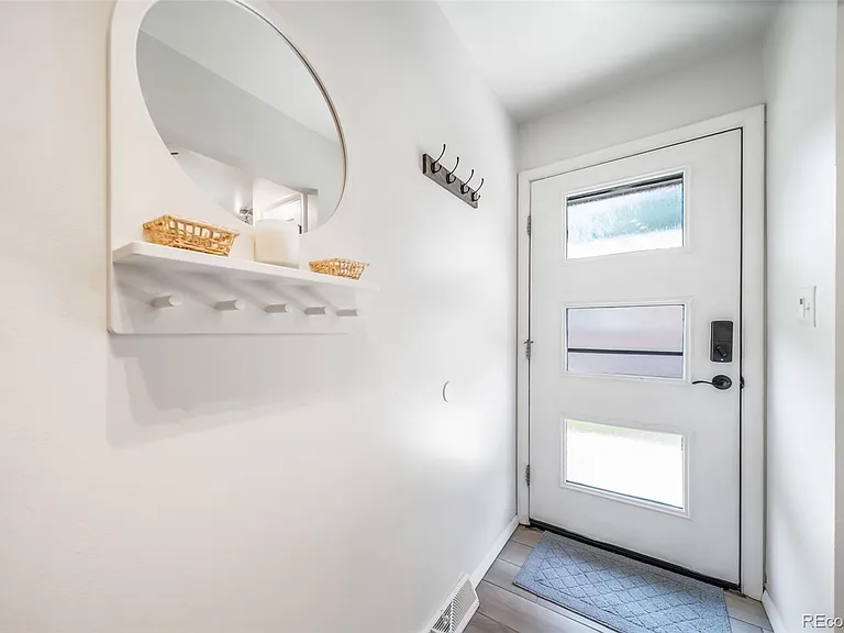 532 N Clayton St — Photo 5