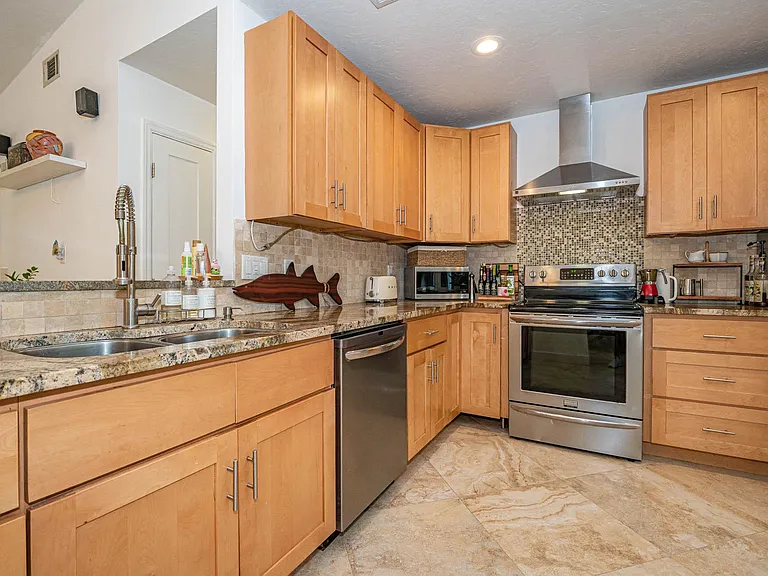 1075 Morningside Dr — Photo 21